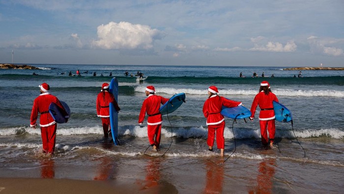 1765386394801-aksi-peselancar-berkostum-sinterklas-hiasi-laut-mediterania-1765347897403_169