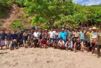 1765386516874-foto-bersama-warga-dan-aparat-setelah-melakukan-penutupan-tambang-emas-ilegal-di-bukit-dundang-desa-kuta-kecamatan-pujut-lombo-1765354812493_169