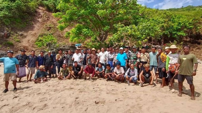 1765386516874-foto-bersama-warga-dan-aparat-setelah-melakukan-penutupan-tambang-emas-ilegal-di-bukit-dundang-desa-kuta-kecamatan-pujut-lombo-1765354812493_169