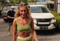 1765386584716-bintang-porno-asal-inggris-tia-emma-billinger-26-alias-bonnie-blue-mendatangi-kantor-imigrasi-kelas-i-khusus-tpi-ngurah-rai-ba-1765355722370_169