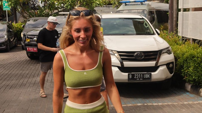 1765386584716-bintang-porno-asal-inggris-tia-emma-billinger-26-alias-bonnie-blue-mendatangi-kantor-imigrasi-kelas-i-khusus-tpi-ngurah-rai-ba-1765355722370_169