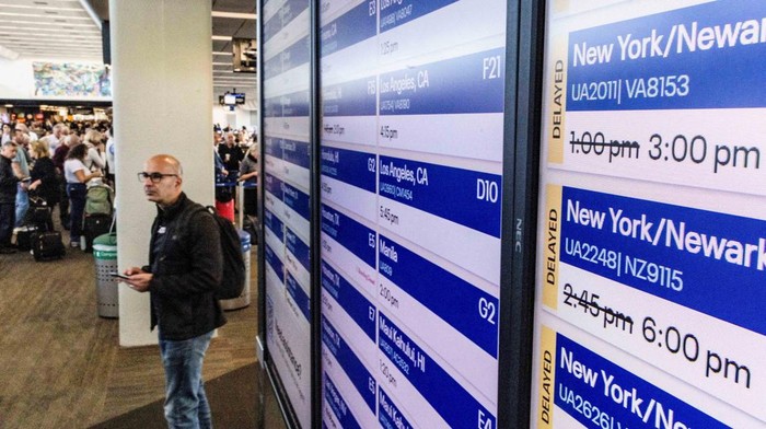 1765451265856-imbas-shutdown-pemerintah-ribuan-penumpang-tertahan-di-bandara-bandara-utama-as-1762528703842_169