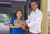 1765472826612-abhipraya-10-warga-cebongan-saat-menyerahkan-trenggiling-ke-petugas-bksda-yogyakarta-1765357329492_169