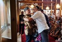 1765559275389-paku-buwana-xiv-purbaya-dan-paku-buwana-xiv-mangkubumi-bertemu-usai-salat-jumat-di-masjid-agung-keraton-solo-jumat-5122025-1764916361183_169