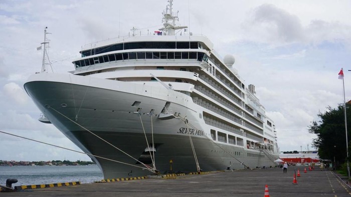 1765559281743-kapal-pesiar-silver-moon-bersandar-di-dermaga-internasional-pelabuhan-benoa-denpasar-bali-jumat-14112025-foto-dok-pelindo-bali-1763194422455_169