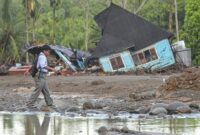 1765559283585-lewati-sungai-dan-jalan-terjal-pelajar-palembayan-tetap-jalani-ujian-1765263998431_169