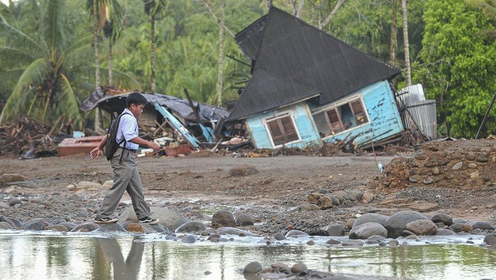 1765559283585-lewati-sungai-dan-jalan-terjal-pelajar-palembayan-tetap-jalani-ujian-1765263998431_169