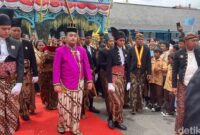 1765624004266-paku-buwono-pb-xiv-purbaya-berjalan-menuju-ke-siti-hinggil-untuk-membacakan-sabda-dalem-sebagai-penerus-takhta-keraton-solo-sa-1763179827541_169