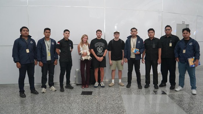 1765645563832-imigrasi-ngurah-rai-mendeportasi-tia-emma-billinger-alias-bonnie-blue-bersama-tiga-wna-lainnya-melalui-bandara-i-gusti-ngurah--1765611258770_169