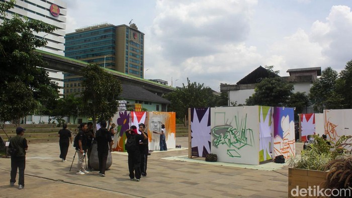 1765645691310-jakarta-mural-festival-warnai-ruang-publik-peruri-1765617909754_169