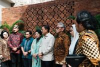 1765688840848-menbud-fadli-zon-bersama-pb-xiv-mangkubumi-dan-perwakilan-keraton-solo-1765677733538_169