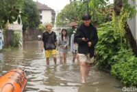 1765710391971-sejumlah-turis-asing-menerobos-banjir-di-jalan-gunung-athena-denpasar-bali-minggu-14122025-foto-aryo-mahendrodetikbali-1765695076030_169