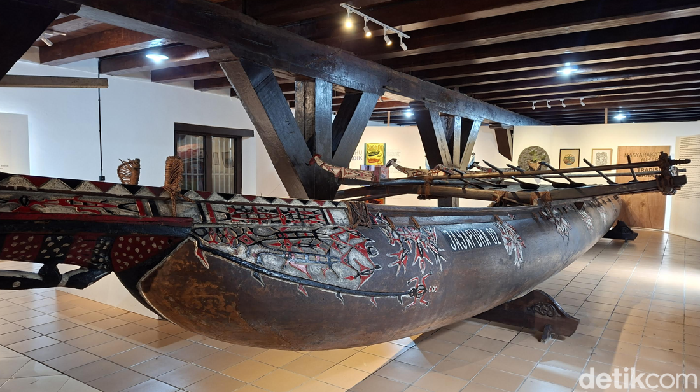 1765710457180-perahu-cadik-papua-di-museum-kehabarian-jakarta-utara-1765694354244_169