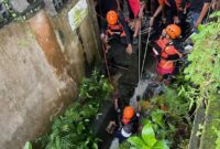 1765732030794-proses-evakuasi-wna-yang-terseret-arus-banjir-dan-jasadnya-tersangkut-di-gorong-gorong-desa-tibubeneng-kuta-utara-badung-bali--1765688884521_169