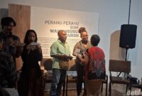 1765732036086-antropolog-enrico-kondologit-dalam-talkshow-papuans-day-bertajui-melampaui-panggung-potensi-seni-pertunjukkan-tradisional-seba-1765707457018_169