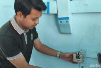 1765732038226-salah-satu-cucu-paku-bowono-pb-xiii-brm-suryo-mulyo-saat-menunjukan-gembok-baru-pintu-kamandungan-keraton-solo-sabtu-13122025-1765624862252_169