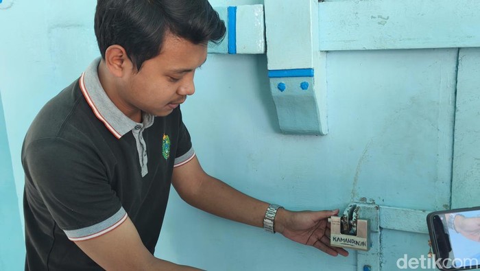 1765732038226-salah-satu-cucu-paku-bowono-pb-xiii-brm-suryo-mulyo-saat-menunjukan-gembok-baru-pintu-kamandungan-keraton-solo-sabtu-13122025-1765624862252_169