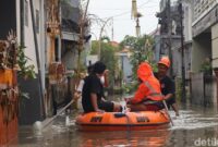 1765796810216-proses-evakuasi-warga-terdampak-banjir-di-perumahan-widuri-permai-jalan-gunung-athena-denpasar-bali-minggu-14122025-foto-aryo--1765686419685_169