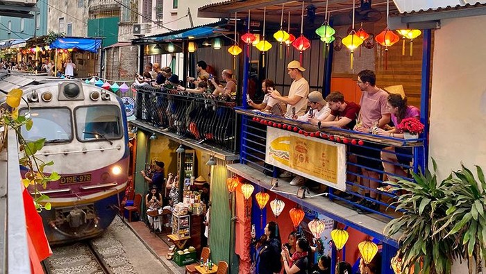 1765883217790-hanoi-larang-wisata-ngopi-di-tepi-rel-kereta-api-karena-berbahaya-1741755727100_169