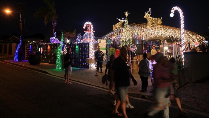 1765904836022-kilau-lampu-natal-ubah-rumah-jadi-destinasi-liburan-1765873235418_169