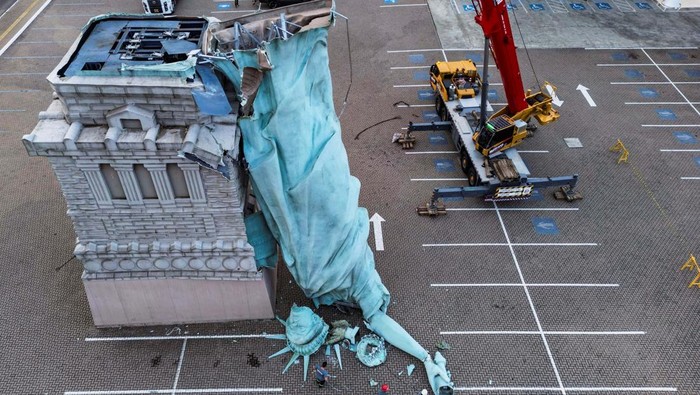 1765904841929-replika-patung-liberty-brasil-roboh-diterjang-angin-1765854343314_169