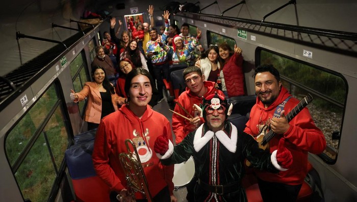 1765904844438-kereta-legendaris-la-sabana-berbalut-cahaya-natal-warga-antusias-berfoto-1765853260570_169