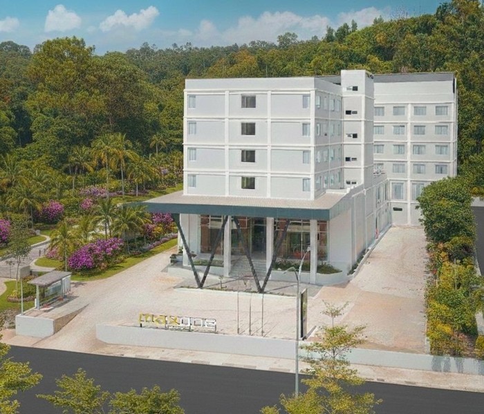 1765904855395-foto-maxone-batam-1765884993989