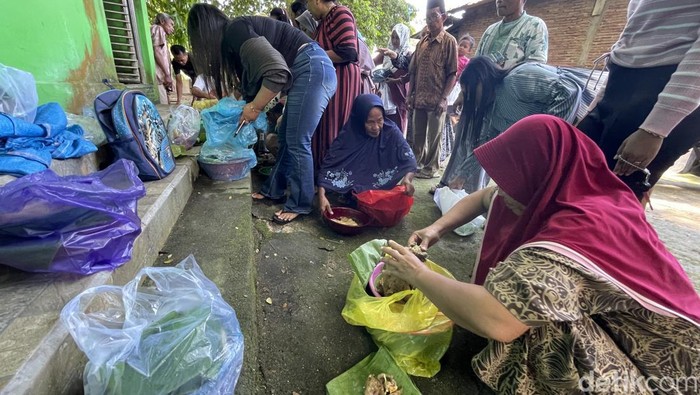 1766034442169-warga-menggelar-tradisi-doa-bersama-di-sendang-desa-sukolilo-kecamatan-sukolilo-pati-sebagai-bentuk-menjaga-dan-syukur-terhada-1765960045090_169