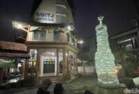 1766056047466-pohon-natal-dari-botol-bekas-di-gereja-injili-di-tanah-jawa-gitj-juwana-kabupaten-pati-sabtu-13122025-1765608747326_169