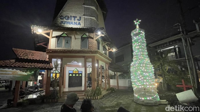 1766056047466-pohon-natal-dari-botol-bekas-di-gereja-injili-di-tanah-jawa-gitj-juwana-kabupaten-pati-sabtu-13122025-1765608747326_169