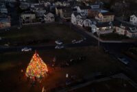 1766056124414-pohon-natal-unik-dari-460-perangkap-lobster-di-as-1766032612136_169