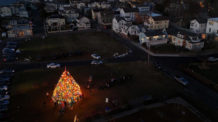 1766056124414-pohon-natal-unik-dari-460-perangkap-lobster-di-as-1766032612136_169