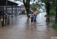 1766056126642-ruas-jalan-denpasar-gilimanuk-tepatnya-di-kecamatan-negara-kabupaten-jembrana-bali-yang-tergenang-banjir-senin-15122025-i-putu-1765799393976_169