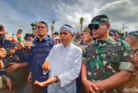 1766056129015-gubernur-jawa-barat-dedi-mulyadi-saat-mengunjungi-perkebunan-teh-malabar-blok-pahlawan-kecamatan-pangalengan-selasa-16122025-1765864521790_169