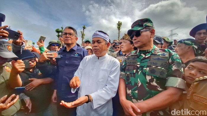 1766056129015-gubernur-jawa-barat-dedi-mulyadi-saat-mengunjungi-perkebunan-teh-malabar-blok-pahlawan-kecamatan-pangalengan-selasa-16122025-1765864521790_169