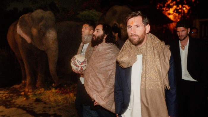 1766077647603-gaya-messi-kunjungi-kebun-binatang-ambani-di-india-interaksi-hangat-dengan-satwa-1766046116388_169