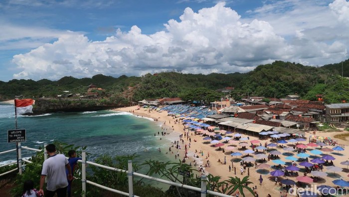 1766077664635-suasana-di-pantai-drini-gunungkidul-7_169