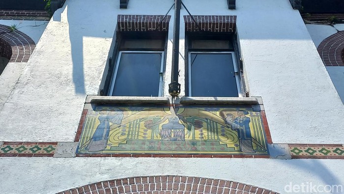 1766164043461-lukisan-di-gedung-singa-surabaya-yang-merepresentasikan-kolonialisme-di-masa-silam-1766119499065_169