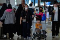 1766228813435-pergerakan-penumpang-pesawat-di-bandara-soekarno-hatta-1766222734823_169