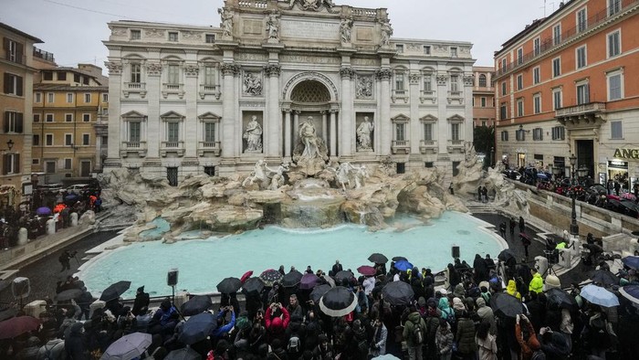1766509700199-air-mancur-ikonik-trevi-di-roma-buka-lagi-jelang-tahun-yubileum-1_169