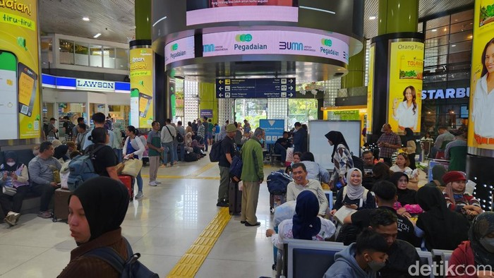1766574502987-suasana-stasiun-gambir-senin-742025-adrialdetikcom-1743998827323_169