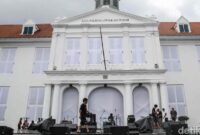 1767092838854-persiapan-panggung-hiburan-warnai-kota-tua-jelang-pergantian-tahun-1767080027629_169