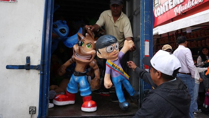 1767114420808-topeng-dan-boneka-ano-viejo-warnai-persiapan-tahun-baru-di-ekuador-1767077948933_169