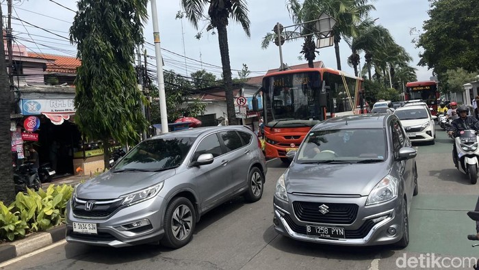 1767114422563-taman-margasatwa-ragunan-jaksel-ramai-pengunjung-lalu-lintas-jalan-harsono-rm-macet-3_169