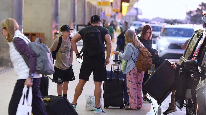 1767179389398-fenomena-penumpang-pesawat-pakai-piama-di-bandara-as-1765287559127_169