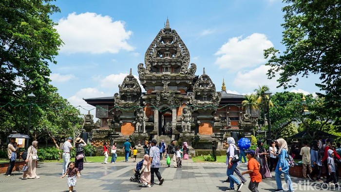 1767200884516-ribuan-pengunjung-ramaikan-tmii-saat-libur-natal-1766640848273_169