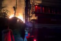 1767265755881-kebakaran-hebat-menghanguskan-10-unit-vila-di-kawasan-uluwatu-pecatu-kuta-selatan-badung-bali-kamis-112026-dini-hari-foto-dok--1767238589183