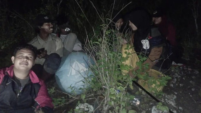 1767417045297-enam-mahasiswa-tersesat-di-tengah-hutan-saat-hendak-merayakan-malam-tahun-baru-2026-di-puncak-gunung-salunga-kecamatan-donggo--1767248640374_169