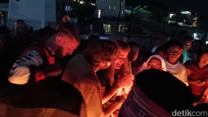 1767417056363-suasana-acara-doa-dan-bakar-seribu-lilin-bersama-warga-labuan-bajo-di-marina-waterfront-city-jumat-212026-malam-1767359073137_169