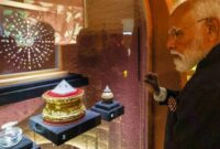 1767524840136-perdana-menteri-narendra-modi-menatap-permata-kuno-buddha-pada-pameran-di-new-delhi-1767505313862_169